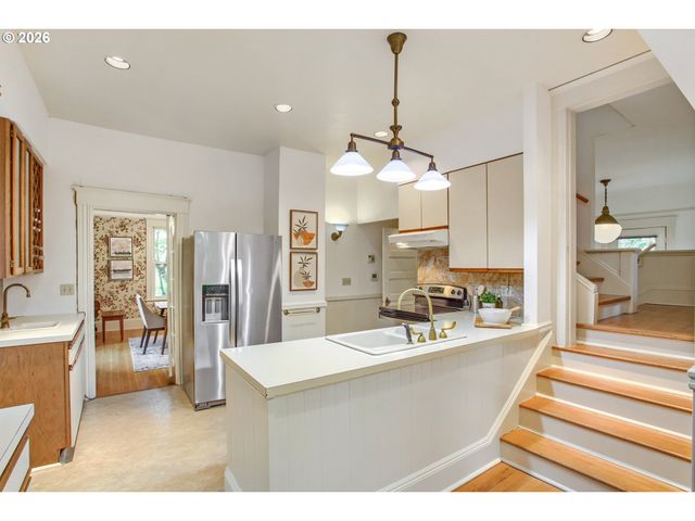 902 Ne THOMPSON St, Portland, OR 97212