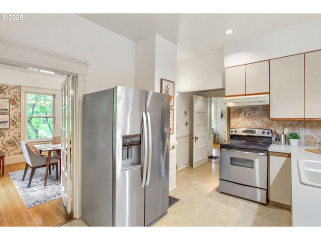902 Ne THOMPSON St, Portland, OR 97212