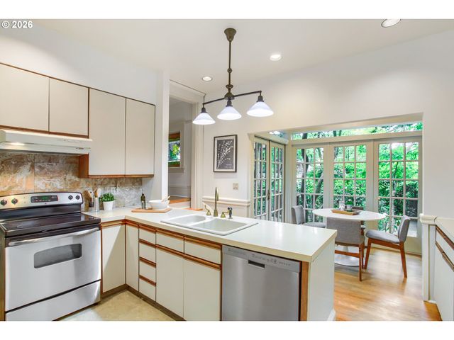 902 Ne THOMPSON St, Portland, OR 97212