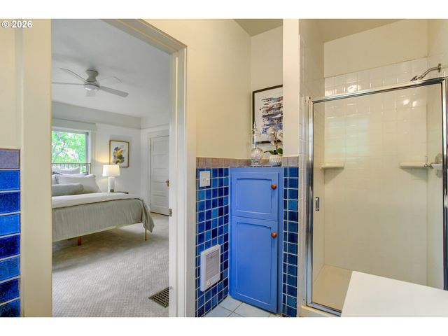 902 Ne THOMPSON St, Portland, OR 97212