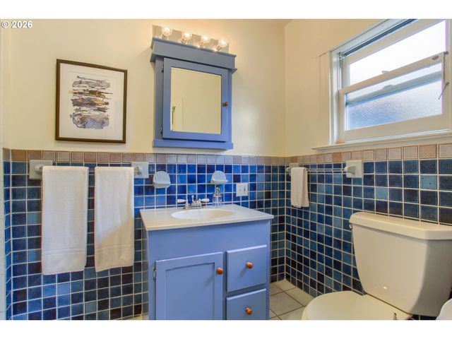902 Ne THOMPSON St, Portland, OR 97212