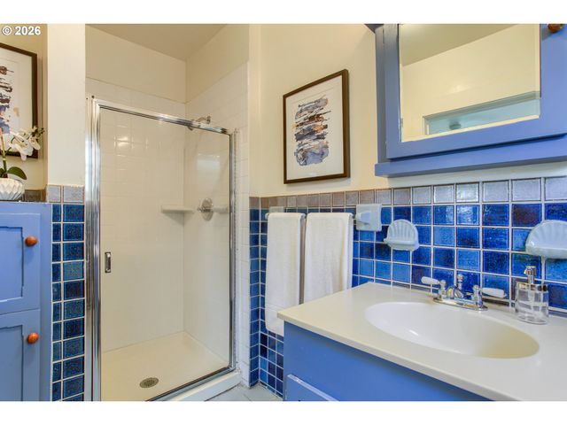 902 Ne THOMPSON St, Portland, OR 97212