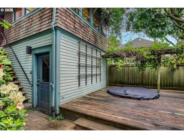 902 Ne THOMPSON St, Portland, OR 97212
