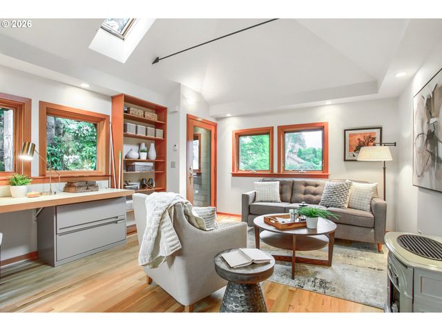 902 Ne THOMPSON St, Portland, OR 97212