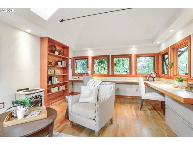 902 Ne THOMPSON St, Portland, OR 97212