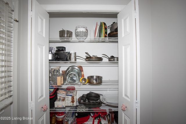 152 Gardiner Lake Rd, Louisville, KY 40205