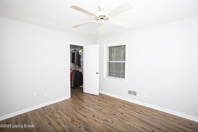 152 Gardiner Lake Rd, Louisville, KY 40205