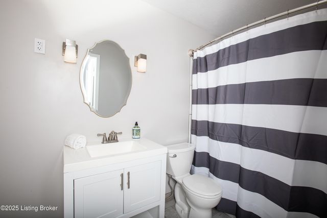 152 Gardiner Lake Rd, Louisville, KY 40205