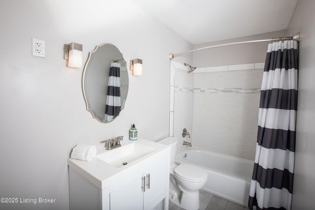 152 Gardiner Lake Rd, Louisville, KY 40205