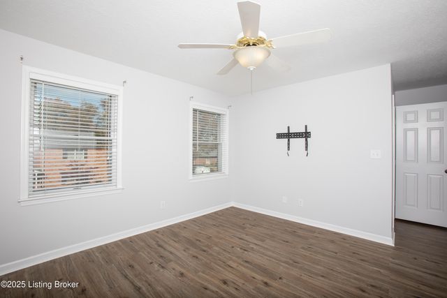 152 Gardiner Lake Rd, Louisville, KY 40205