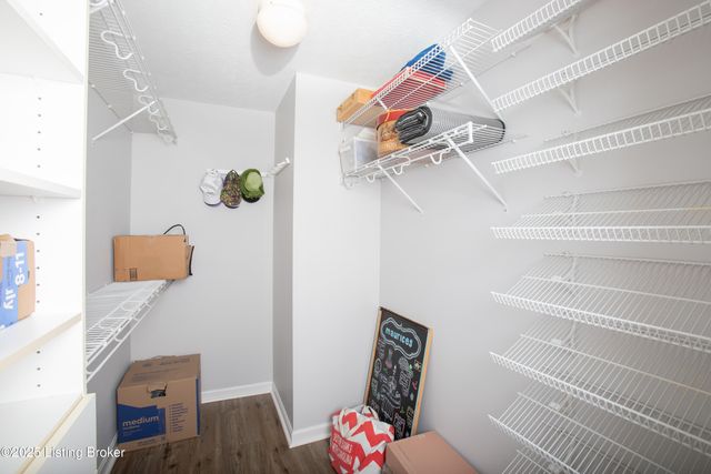 152 Gardiner Lake Rd, Louisville, KY 40205