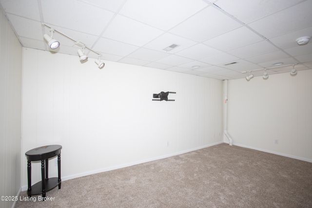 152 Gardiner Lake Rd, Louisville, KY 40205