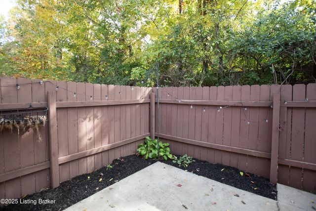 152 Gardiner Lake Rd, Louisville, KY 40205