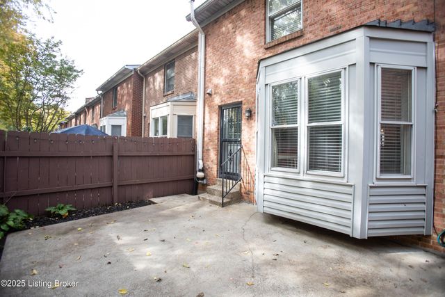 152 Gardiner Lake Rd, Louisville, KY 40205