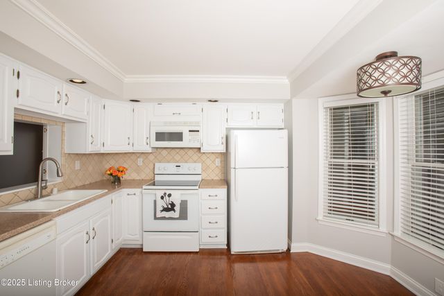 152 Gardiner Lake Rd, Louisville, KY 40205