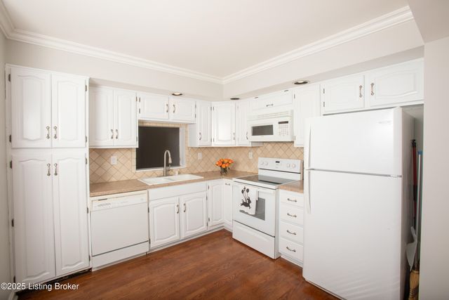 152 Gardiner Lake Rd, Louisville, KY 40205