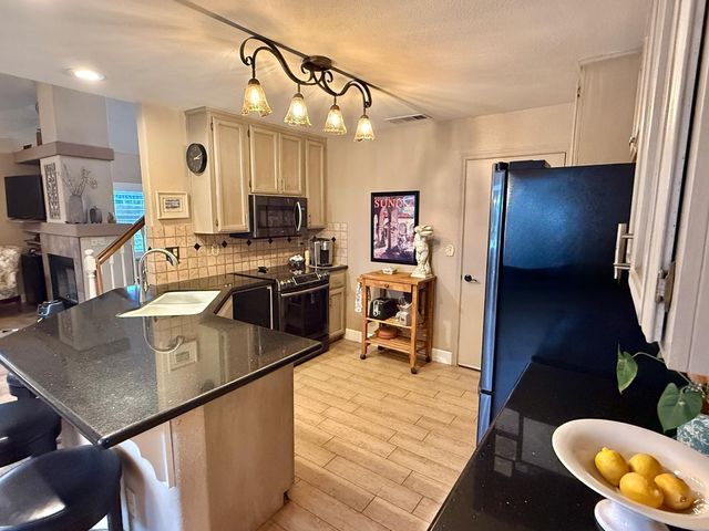 1920 Rockypoint Way, Riverbank, CA 95367