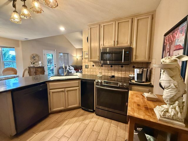 1920 Rockypoint Way, Riverbank, CA 95367