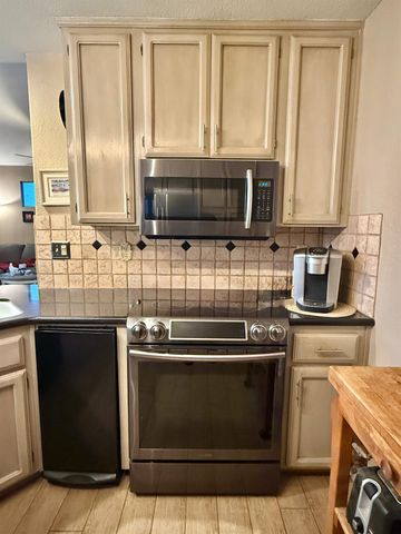 1920 Rockypoint Way, Riverbank, CA 95367