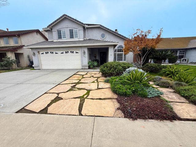 1920 Rockypoint Way, Riverbank, CA 95367