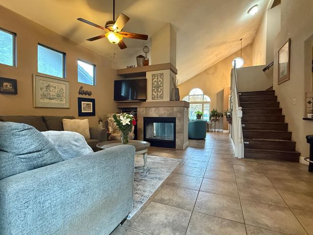 1920 Rockypoint Way, Riverbank, CA 95367