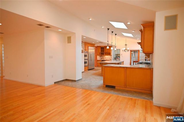 1033 Harvard Place, Fort Lee, NJ 07024