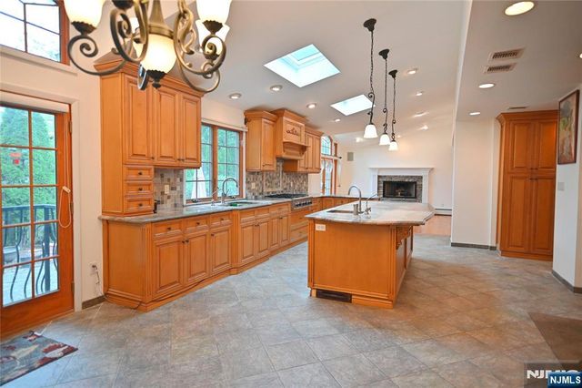 1033 Harvard Place, Fort Lee, NJ 07024
