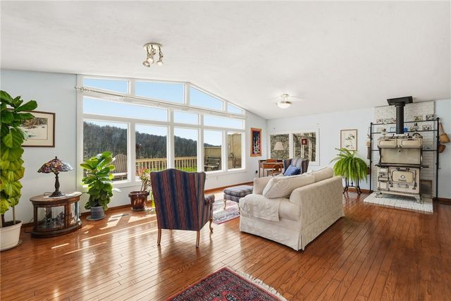 20 Walker Rd, Jefferson Twp, PA 15021