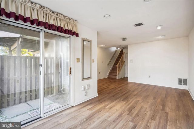 2409 SIMPKINS FARM DR, Herndon, VA 20171