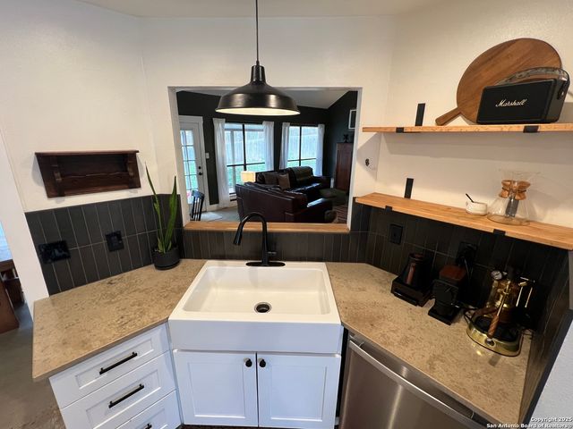 15611 Knollhollow, San Antonio, TX 78247