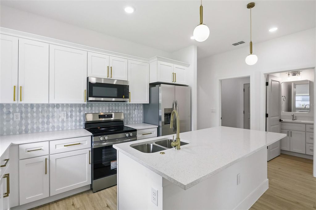 Image 12 of property listing at 5201 ASHWOOD PLACE, Orlando, FL 32808