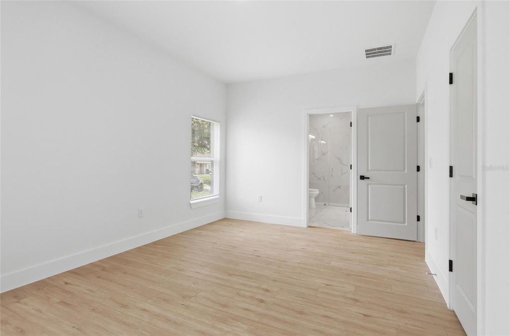 Image 15 of property listing at 5201 ASHWOOD PLACE, Orlando, FL 32808