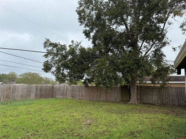 216 Schilling Street, Baytown, TX 77520