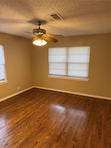 216 Schilling Street, Baytown, TX 77520