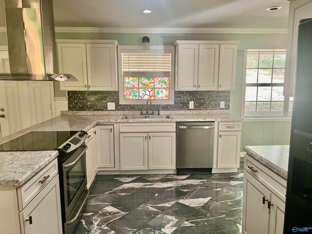 2000 Westwood Circle, Hartselle, AL 35640