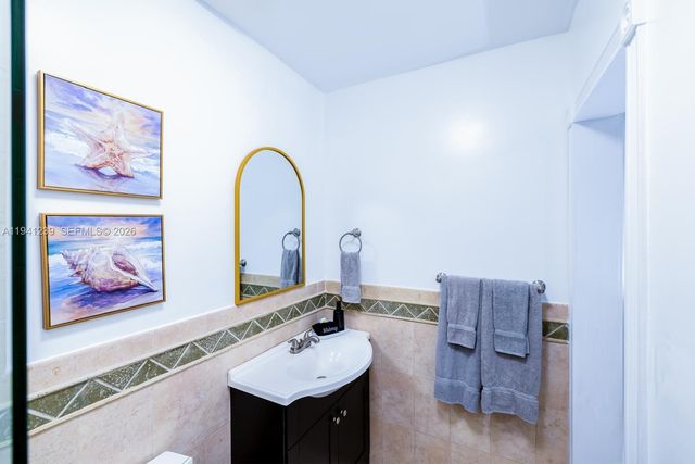 312 N Luna Ct, Hollywood, FL 33021