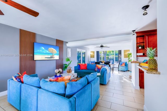 312 N Luna Ct, Hollywood, FL 33021