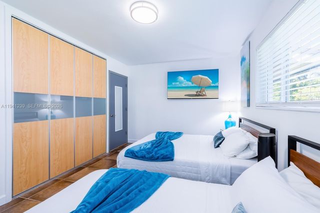 312 N Luna Ct, Hollywood, FL 33021