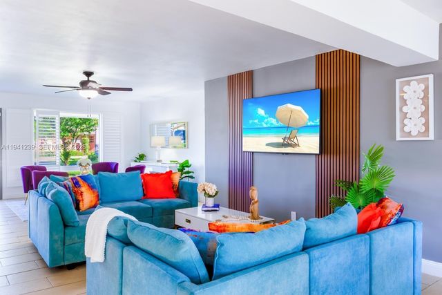 312 N Luna Ct, Hollywood, FL 33021