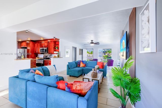 312 N Luna Ct, Hollywood, FL 33021