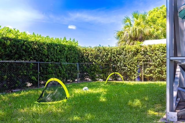 312 N Luna Ct, Hollywood, FL 33021