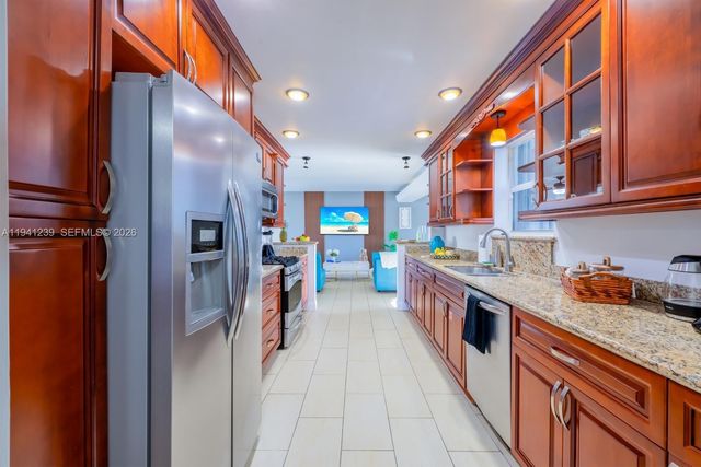 312 N Luna Ct, Hollywood, FL 33021