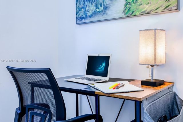 312 N Luna Ct, Hollywood, FL 33021