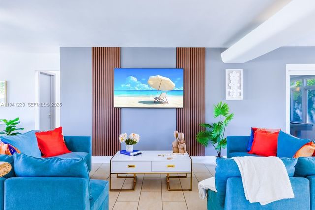 312 N Luna Ct, Hollywood, FL 33021