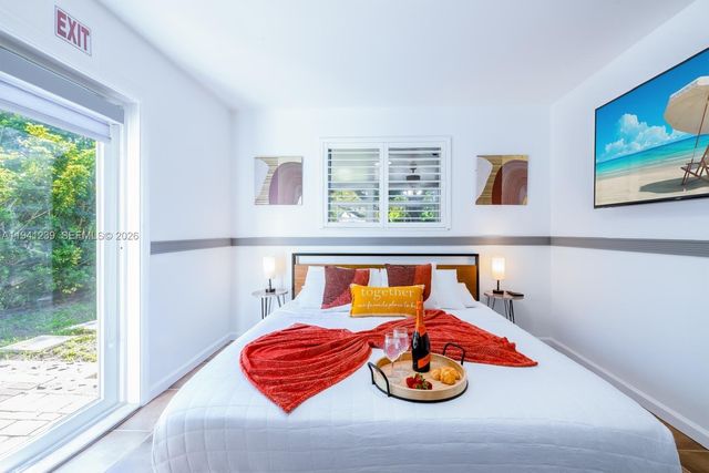 312 N Luna Ct, Hollywood, FL 33021