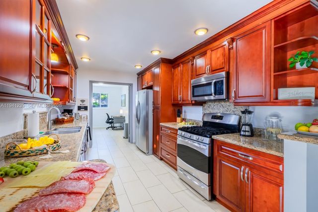 312 N Luna Ct, Hollywood, FL 33021