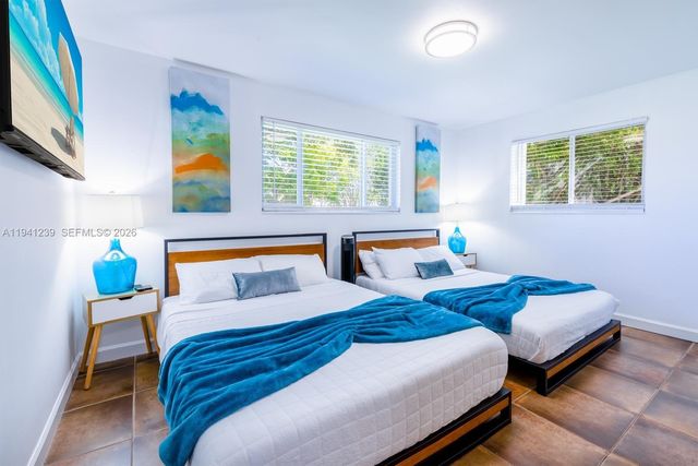 312 N Luna Ct, Hollywood, FL 33021