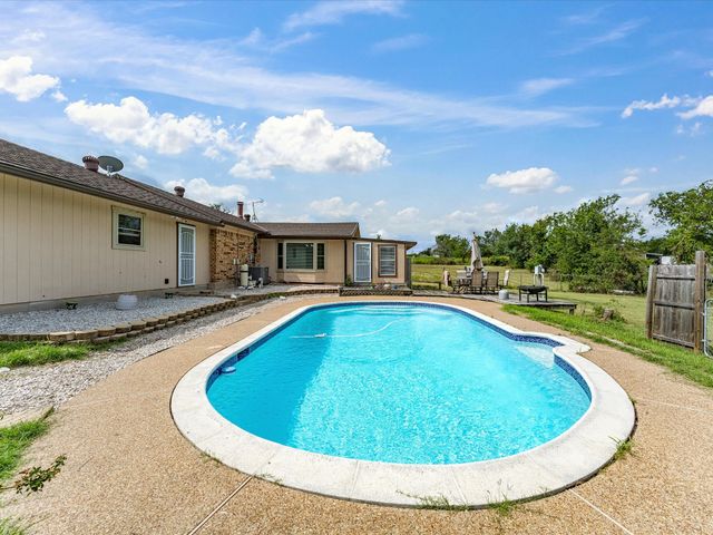 704 Land Of Goshen Drive, Springtown, TX 76082