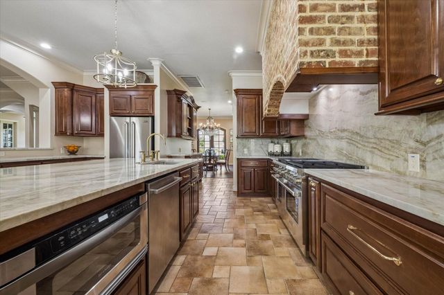 1002 Cowards Creek Court, Friendswood, TX 77546