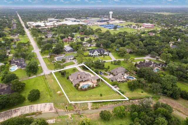 1002 Cowards Creek Court, Friendswood, TX 77546